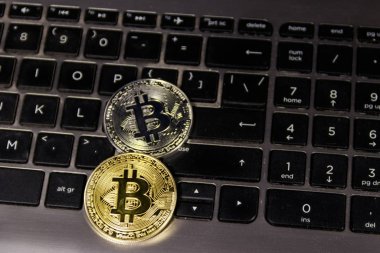 Dizüstü klavyede altın ve gümüş Bitcoins