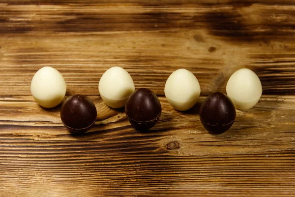 Piccole caramelle al cioccolato sul tavolo di legno — Foto Stock