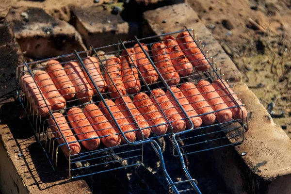 Grillen worsten in barbecue grill koken op kampvuur — Stockfoto