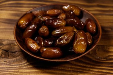 Ahşap masada kurumuş hurma ağaçları.