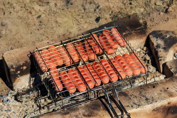 Kolbász grillsütőben grill főzés tábortűzben — Stock Fotó