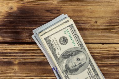 Tahta masadaki 100 dolarlık banknotlar.