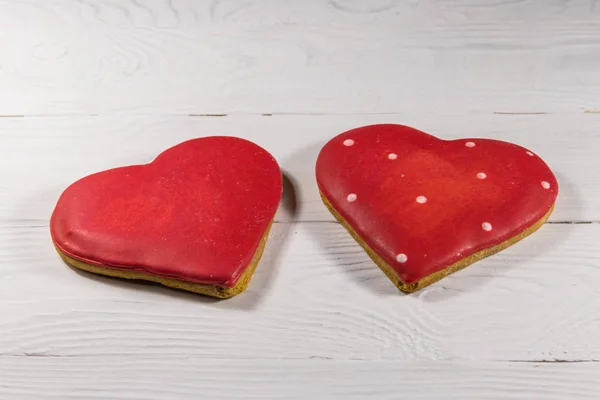 Hjärtformade cookies för alla hjärtans dag på vitt trä bord — Stockfoto