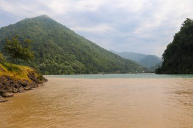 İki dağ nehir Adjaristskali ve Acara, Georgia'daki Chorokh izdiham görünümünü