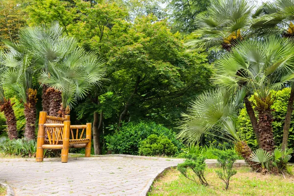 Banco de bambu em Batumi Jardim Botânico, Geórgia — Fotografia de Stock