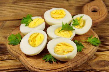 Tahta bir masada maydanozlu haşlanmış yumurta.