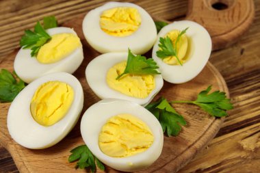 Tahta bir masada maydanozlu haşlanmış yumurta.