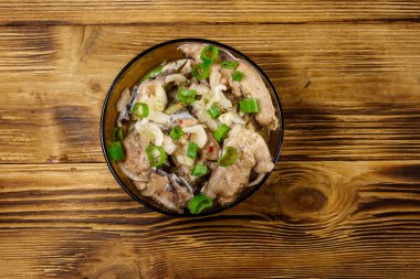 Ahşap masada cam kasede marine edilmiş sazan balığı. Üst görünüm