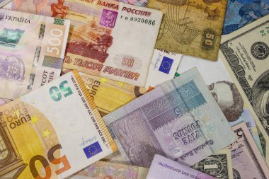 Avro 'nun çok yönlü geçmişi Amerikan doları, Rus rublesi, Mısır sterlini ve Ukrayna hrivniası.