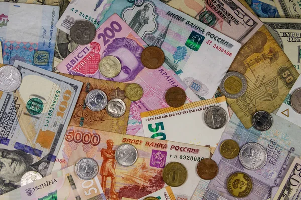 Farklı ülkelerden banknot ve madeni paraların arka planı