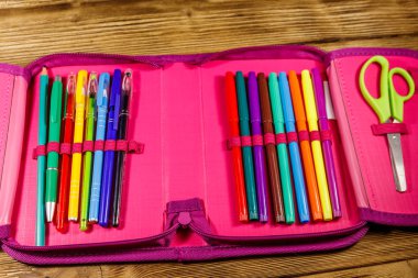 Kalem, kalem, keçeli kalem, makas ve cetvel içeren kalem kutusu.