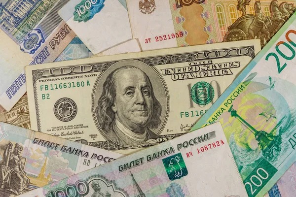 100美元钞票，背景为俄罗斯卢布钞票 — 图库照片