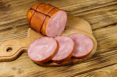 Tahta üzerinde dilimlenmiş füme sosis.