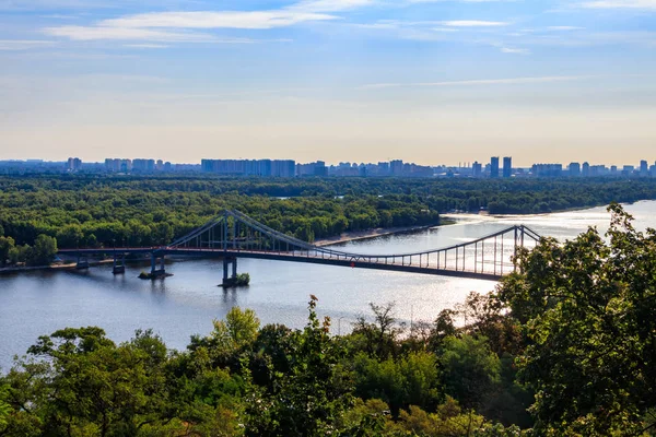 Zicht op voetgangersbrug over de rivier de Dnjepr in Kiev, Oekraïne — Stockfoto