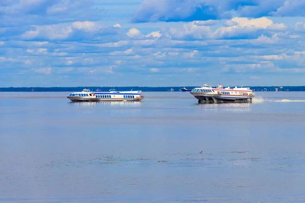 Barco hidroplano navegando en el Golfo de Finlandia cerca de San Petersburgo, Rusia —  Fotos de Stock