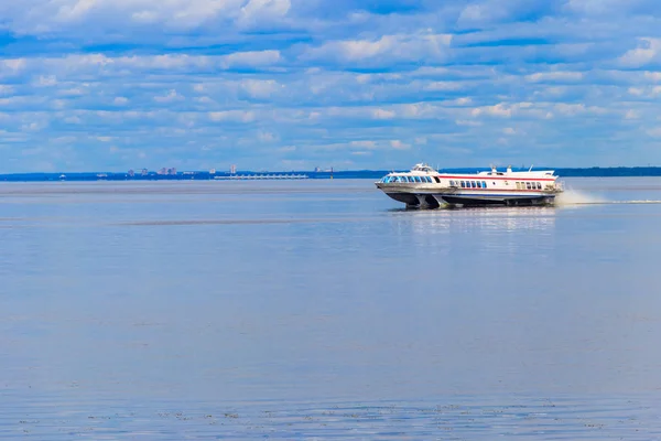 Barco hidroplano navegando en el Golfo de Finlandia cerca de San Petersburgo, Rusia — Foto de Stock