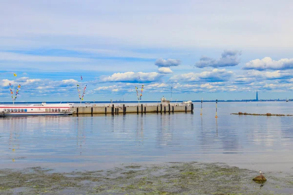 Barcas de hidroplanos amarradas en la costa abierta del Golfo de Finlandia, en Peterhof (suburbio de San Petersburgo), Rusia —  Fotos de Stock