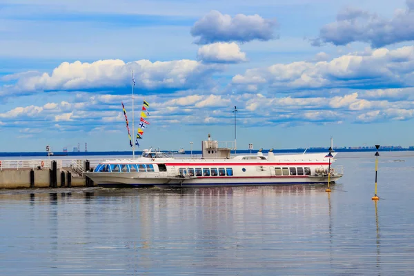 Barcas de hidroplanos amarradas en la costa abierta del Golfo de Finlandia, en Peterhof (suburbio de San Petersburgo), Rusia —  Fotos de Stock