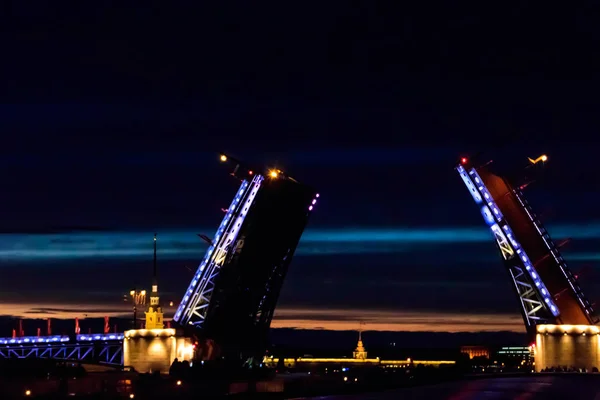 Eröffnung der Zugbrücke des Palastes. Nachtansicht der Palastbrücke von der Newa in Sankt Petersburg, Russland — Stockfoto