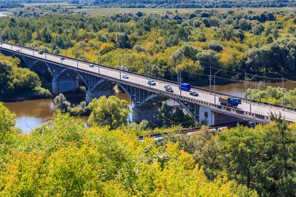 Ponte através do rio Klyazma em Vladimir, Rússia. Vista aérea — Fotografia de Stock