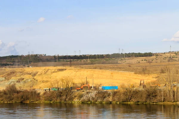 Extracción de recursos minerales en cantera cerca del río Dniéster en Ucrania — Foto de Stock