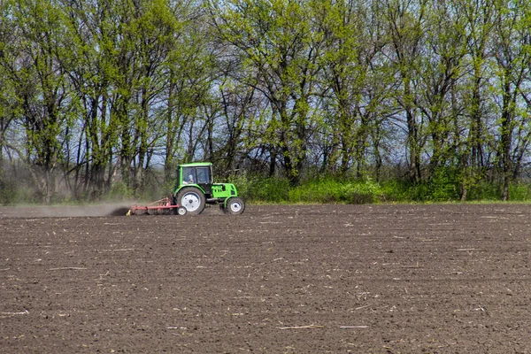 İlkbaharda traktör ekimi