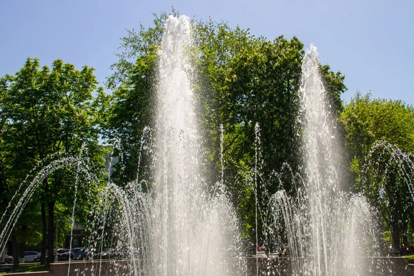 Всплески фонтанной воды в городском парке — стоковое фото