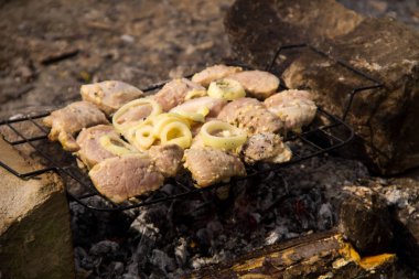 Baharatlı Çiğ domuz eti ızgara açık. Şiş keba hazırlanması