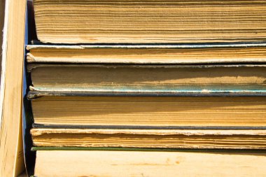 Eski kitapların yığını. Kitap arkaplanı