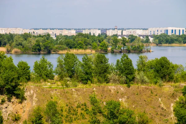 Uitzicht op de rivier de Dnjepr en de stad Komsomolsk — Stockfoto