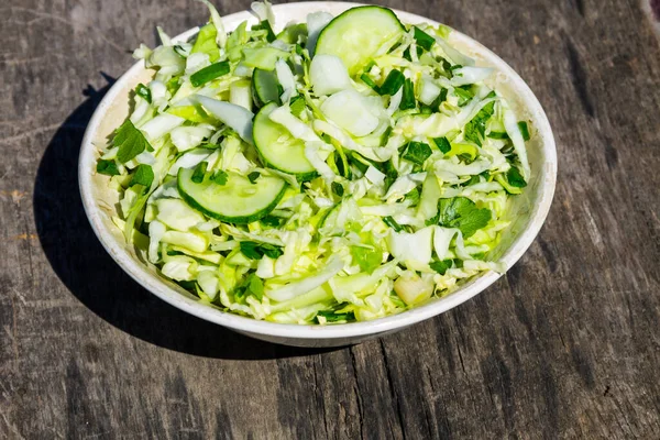 Veganer Frühlingssalat mit Kohl, Gurken, grüner Zwiebel und Petersilie — Stockfoto
