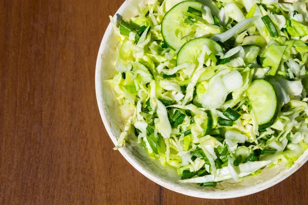 Veganer Frühlingssalat mit Kohl, Gurken, grüner Zwiebel und Petersilie — Stockfoto