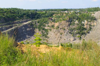 Granit ocağındaki maden kaynaklarının çıkarılması