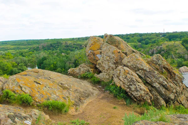 Летний пейзаж с деревьями, холмами и скалами — стоковое фото