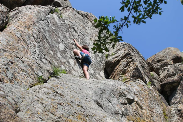 Klettermädchen klettert auf Felsen — Stockfoto