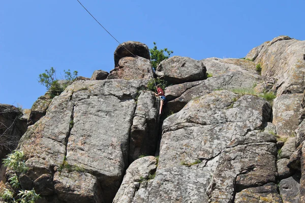Klettermädchen klettert auf Felsen — Stockfoto