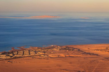 Kızıl Deniz 'de hava manzarası, Arap çölü ve yakın turistik tatil beldesi