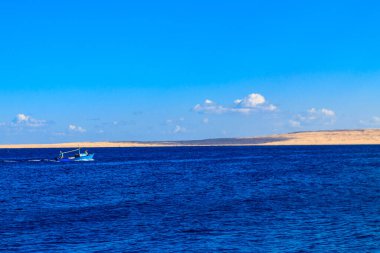 Eski balıkçı teknesi Kızıl Deniz 'de, Mısır' da