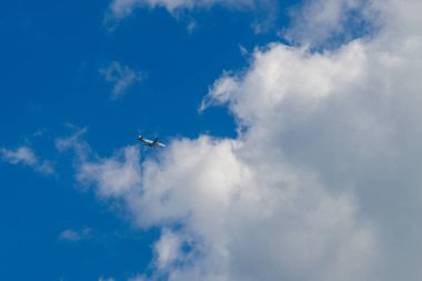 Mavi gökyüzünde uçan uçak