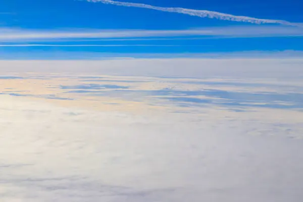 Beaux nuages blancs dans le ciel bleu. Vue de l'avion — Photo