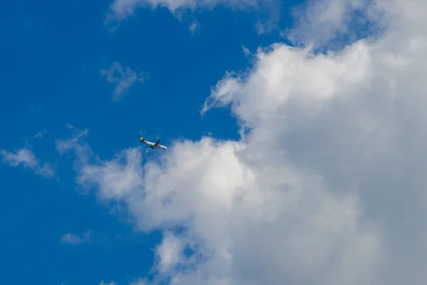 青い空を飛ぶ飛行機は — ストック写真