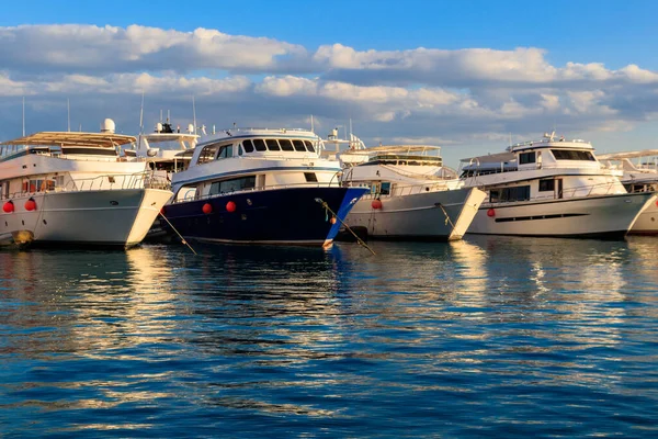 Iates brancos no porto marítimo de Hurghada, Egito. Porto com barcos turísticos no Mar Vermelho — Fotografia de Stock