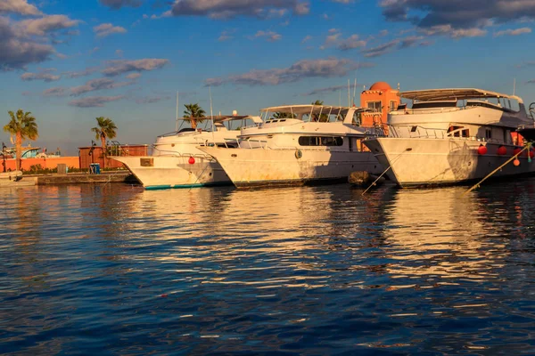 Białe jachty w porcie morskim Hurghada, Egipt. Port z łodzi turystycznych na Morzu Czerwonym — Zdjęcie stockowe