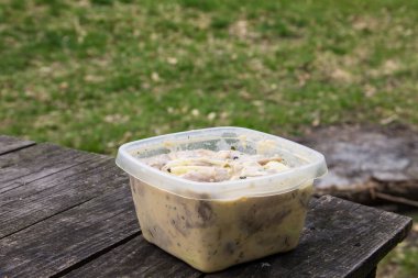 Çiğ domuz eti Marine sosu açık ızgara hazır