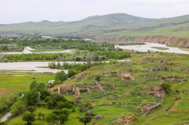 Antik mağara şehri Uplistsikhe, Georgia 'dan Kura Nehri ve Kafkas Dağları manzarası