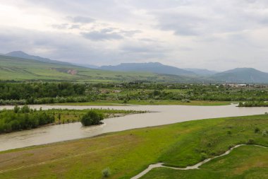 Antik mağara şehri Uplistsikhe, Georgia 'dan Kura Nehri ve Kafkas Dağları manzarası