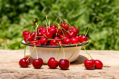 Rustik ahşap masa açık taze kiraz ile kase