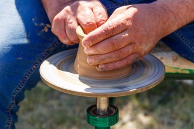 Olgun adam çömlekçilik direksiyonda çanak çömlek yapım elleri. Yakın çekim