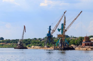Kargo liman nehir üzerinde ağır vinç