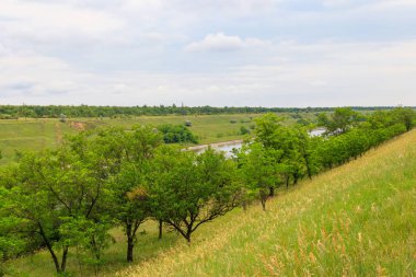 Yaz mevsiminde sulama kanalını izle